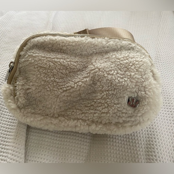 SOLD - Lululemon Everywhere Fleece Belt Bag *1L - Picture 2 of 3